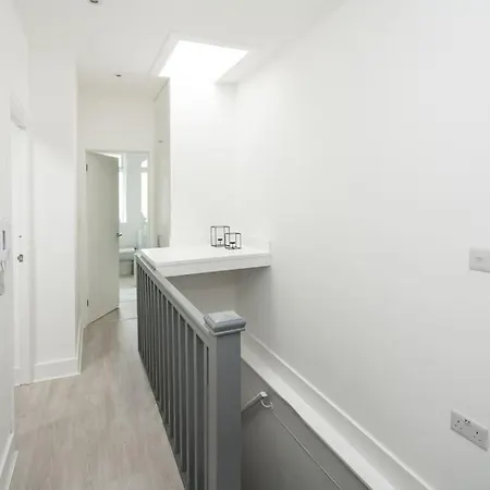 1 Bedroom Flat In Barons Court London Exterior photo