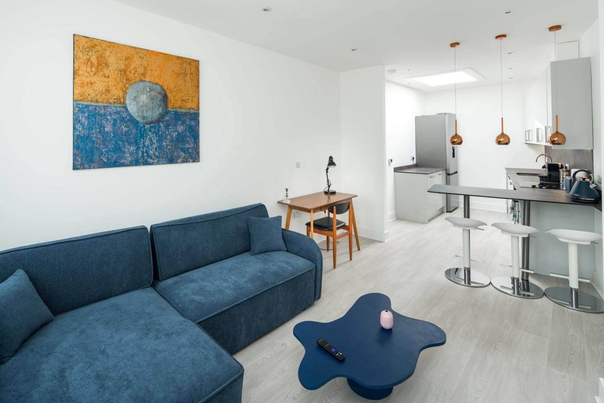 1 Bedroom Flat In Barons Court * Лондон
