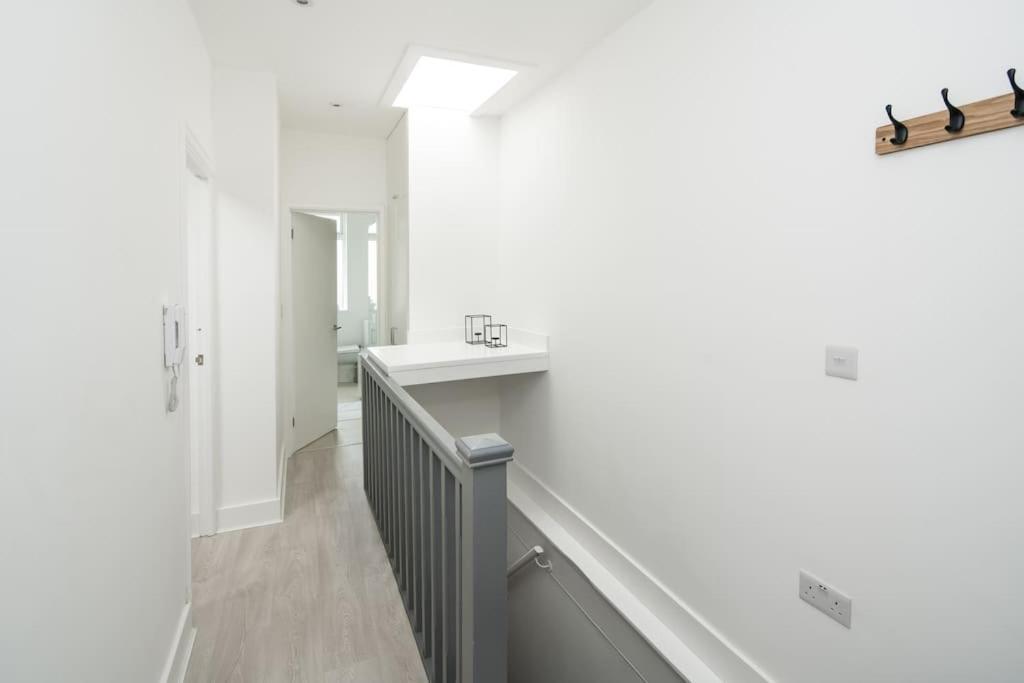 1 Bedroom Flat In Barons Court Апартаменты Лондон