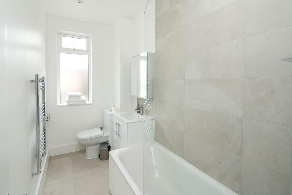 Апартаменты 1 Bedroom Flat In Barons Court *